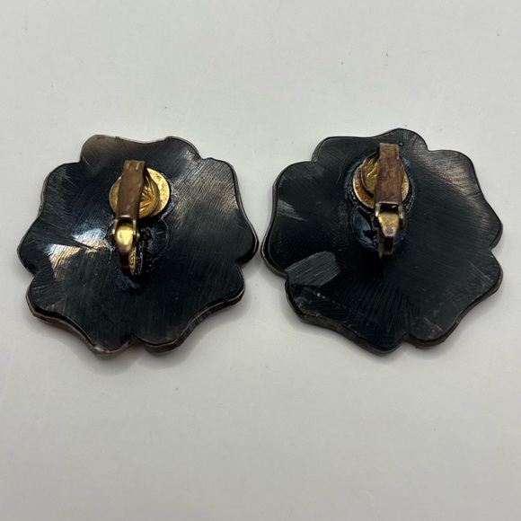 Elegant Floral mother of pearl Necklace with Pearlescent Accents and earrings - Picture 8 of 8